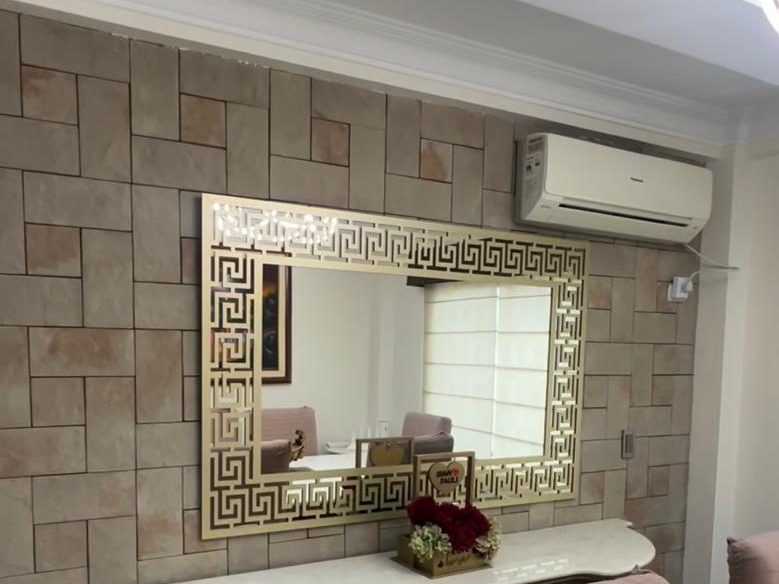Espejo decorativo Greca en acabado dorado satinado, 150 × 100 cm