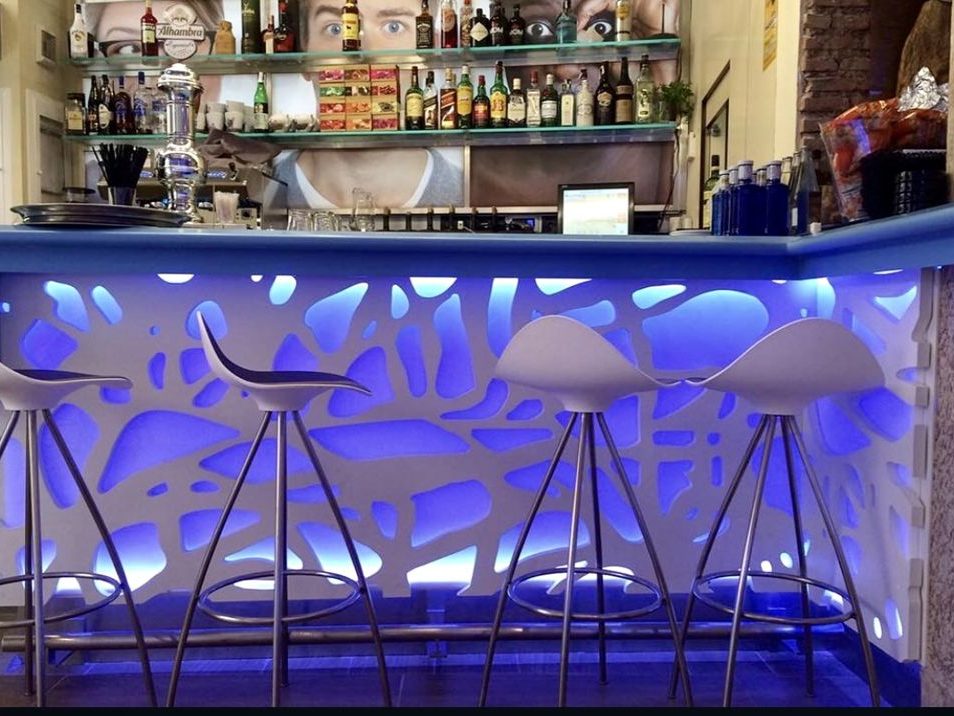 Barra retroiluminada con panel calado