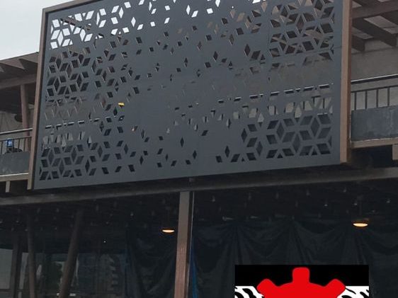 Fachada comercial con panel calado