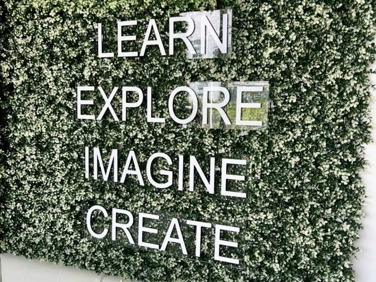 Letras montadas sobre jardín vertical