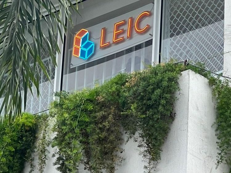 Letras corpóreas exteriores de institución