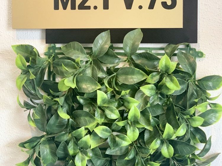 Placa de numeración de villa sobre jardín vertical